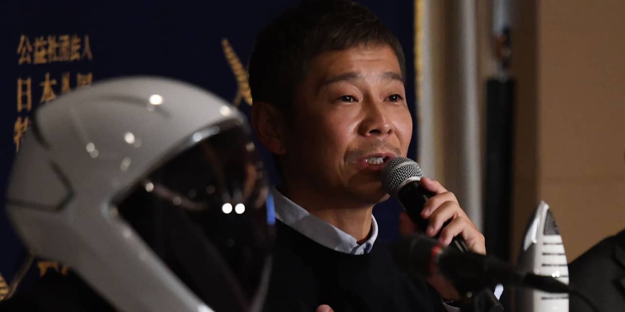 Japanese billionaire seeks 8 volunteers for SpaceX flight around the moon