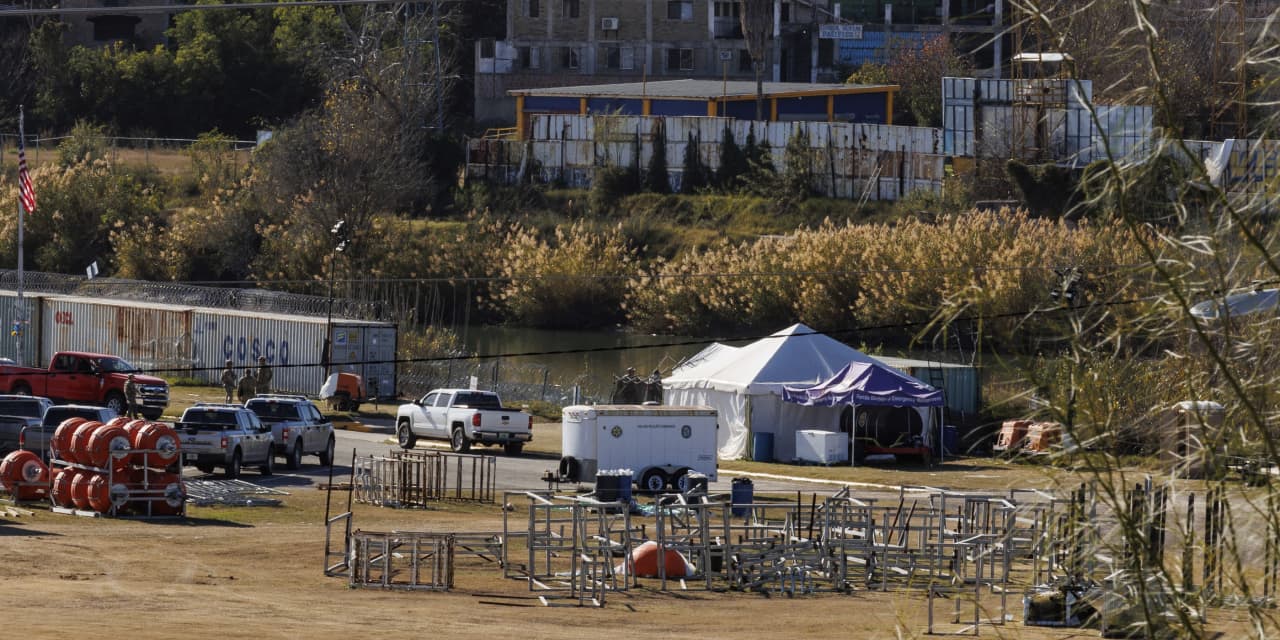 Texas's intensifying border skirmish with the federal government - Vimarsana News