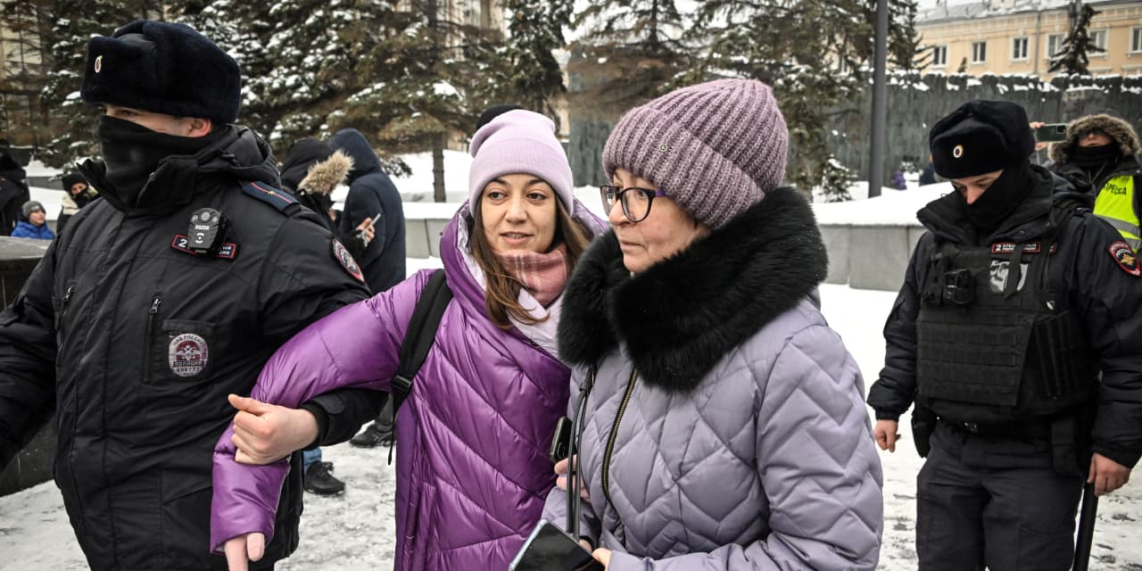 Hundreds detained in Russia as mourners pay tribute to Putin foe Alexei Navalny - Vimarsana News