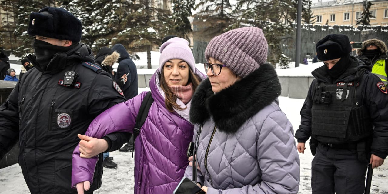 Hundreds detained in Russia as mourners pay tribute to Putin foe Alexei ...