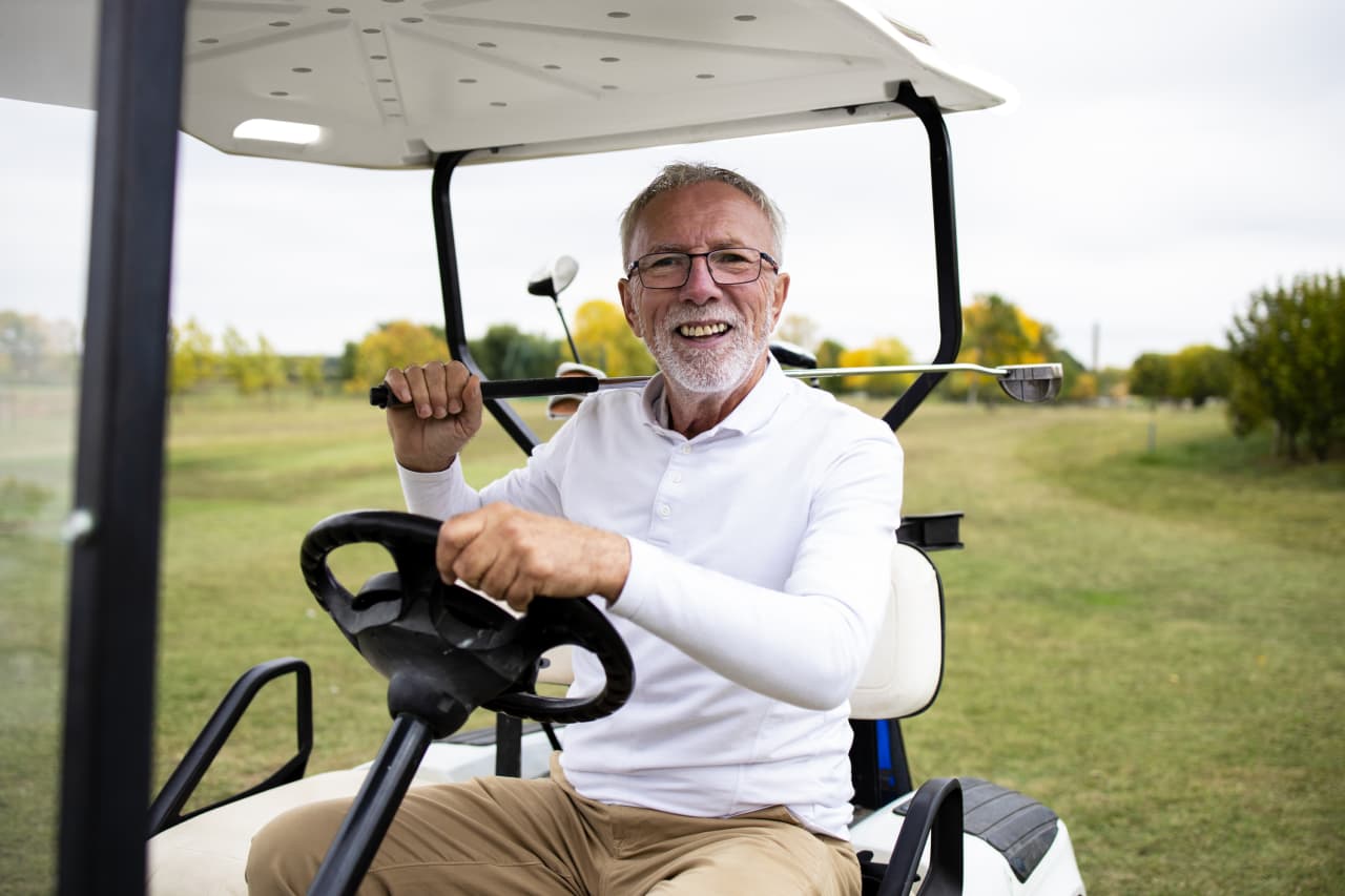 “Siempre se las arreglaba para jugar al golf”: Mi marido nunca trabajó durante 14 años y ahora nos vamos a divorciar.  Quiere la mitad de mi casa de un millón de dólares.  ¿Qué puedo hacer?