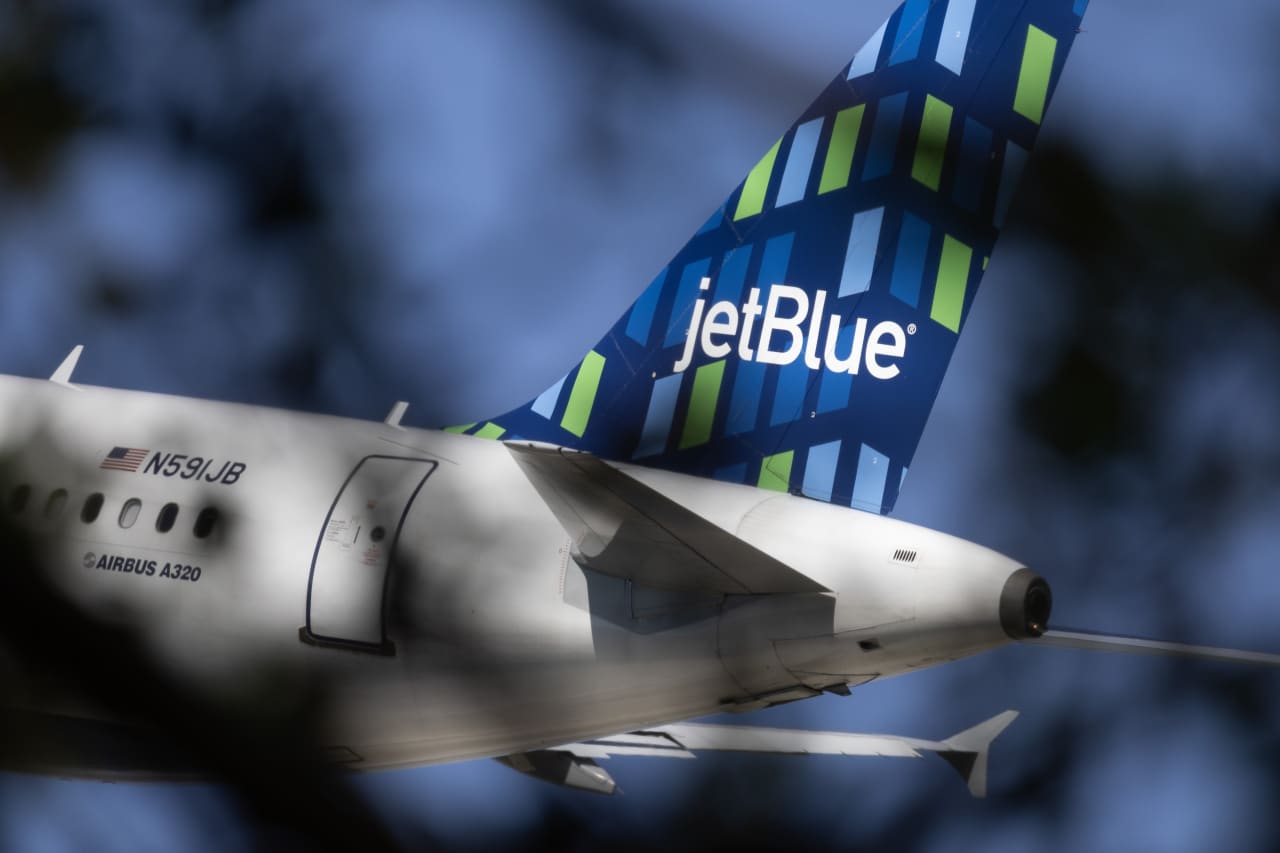 JetBlue’s stock rallies after Carl Icahn takes nearly 10% stake in airline and signals interest in board seat