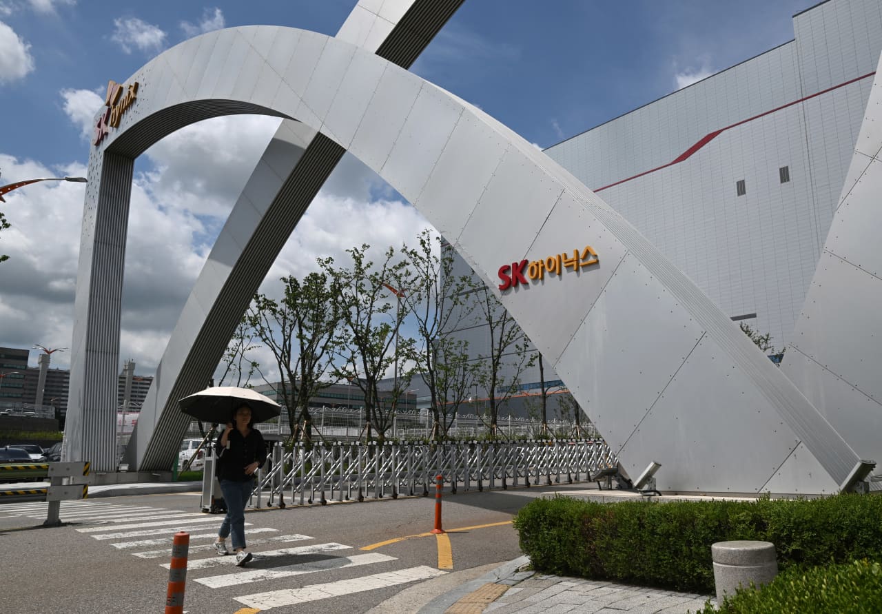SK Hynix shares sent sprawling once more as earnings miss deepens decline