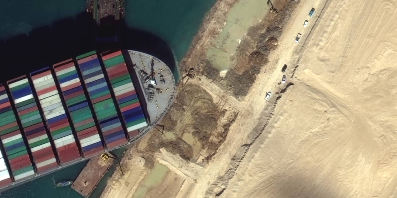 Buque de carga bloqueado Canal de Suez parcialmente liberado