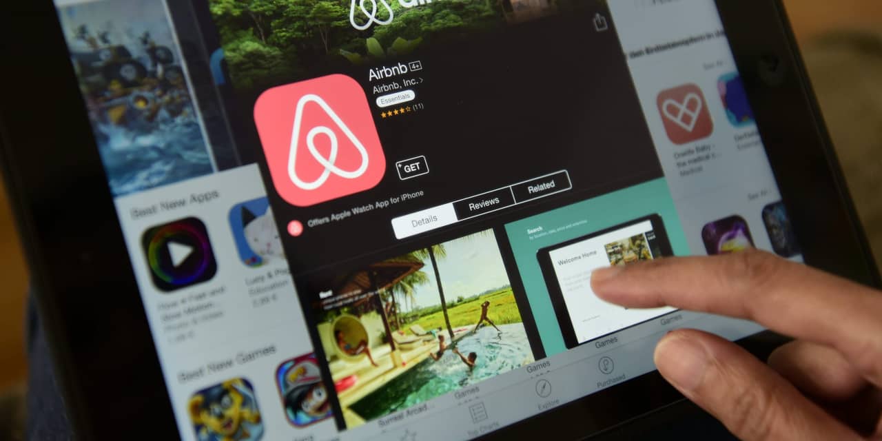 Airbnb stock falls sharply on cautious forecast;  Record bookings miss ratings