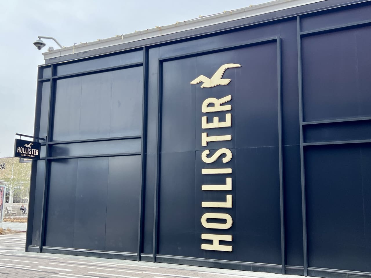 Hollister sales are booming, and that’s making the Abercrombie brand look bad