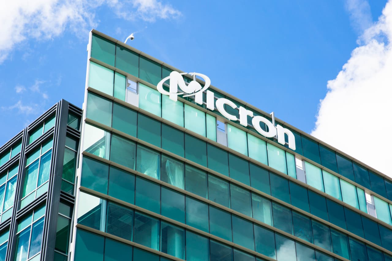 Micron delivers a big positive earnings surprise, sending its stock soaring
