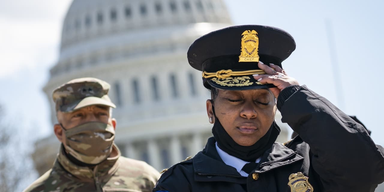El ‘corazón roto’ de Biden por el ataque al Capitolio de los Estados Unidos el viernes ordena banderas a media asta para honrar al oficial asesinado