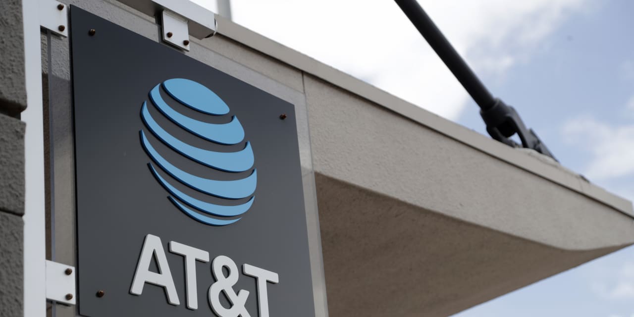 AT&T tops earnings expectation as wireless churn matches record low