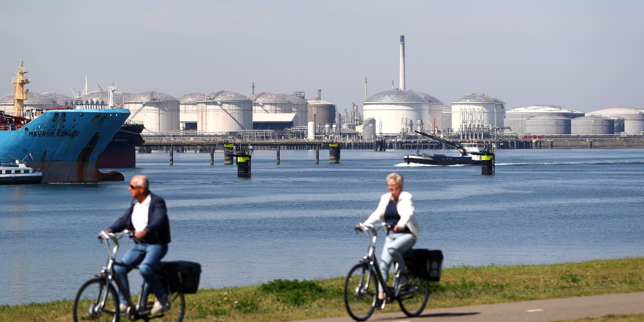 Oil ends lower on weaker-than-expected U.S. jobs data, but posts a weekly gain on slow Gulf output recovery - MarketWatch