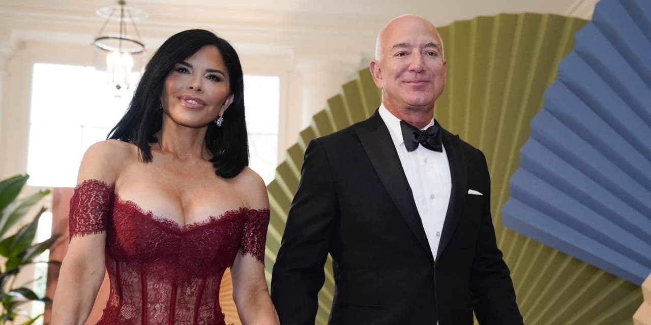 Lauren Sanchez visits humble Albuquerque home, but she and Jeff Bezos