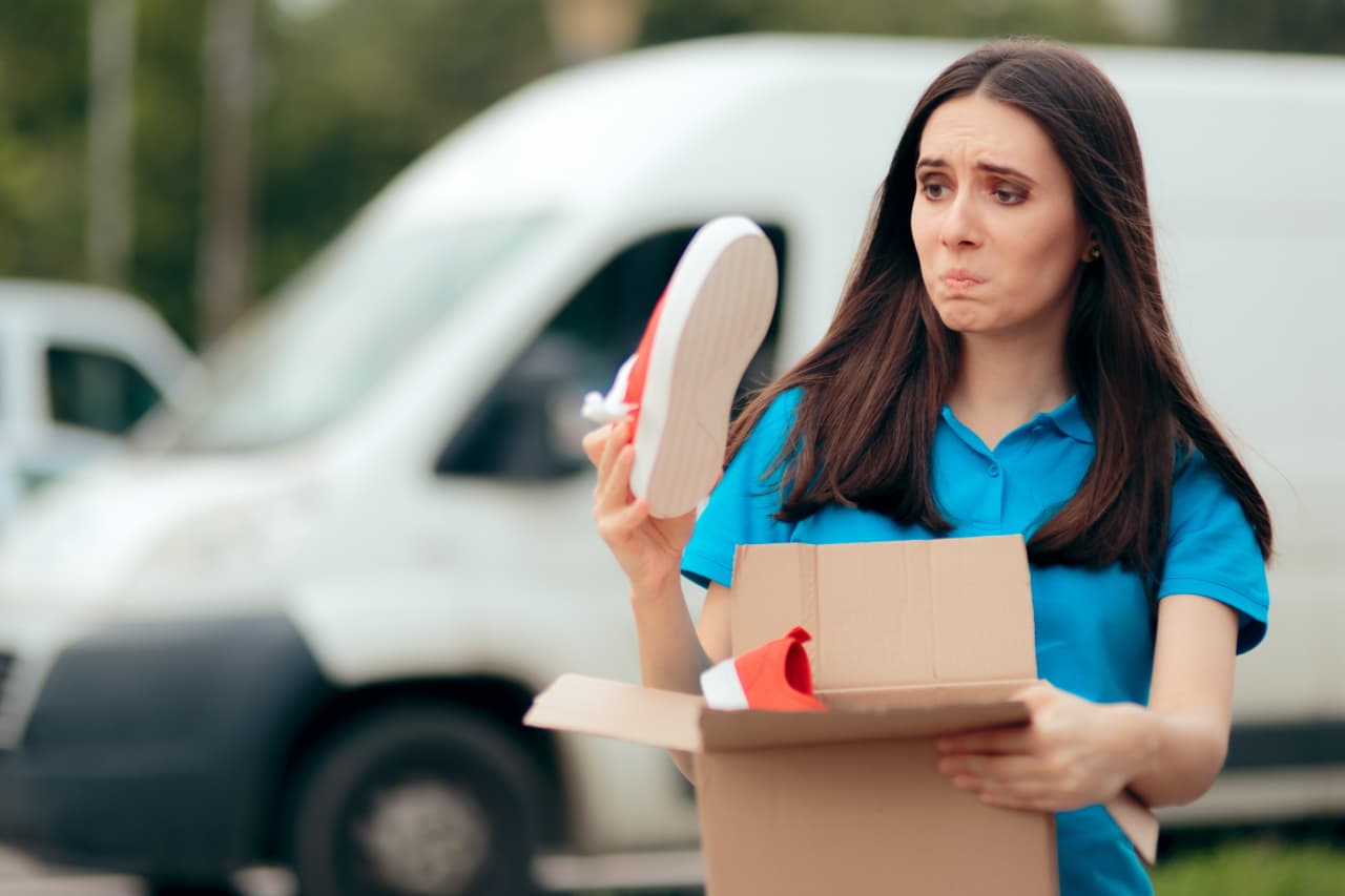 Центр контроля качества услуг. Некачественный товар. Бракованный товар. Возврат одежды в магазин. Бракованный товар.