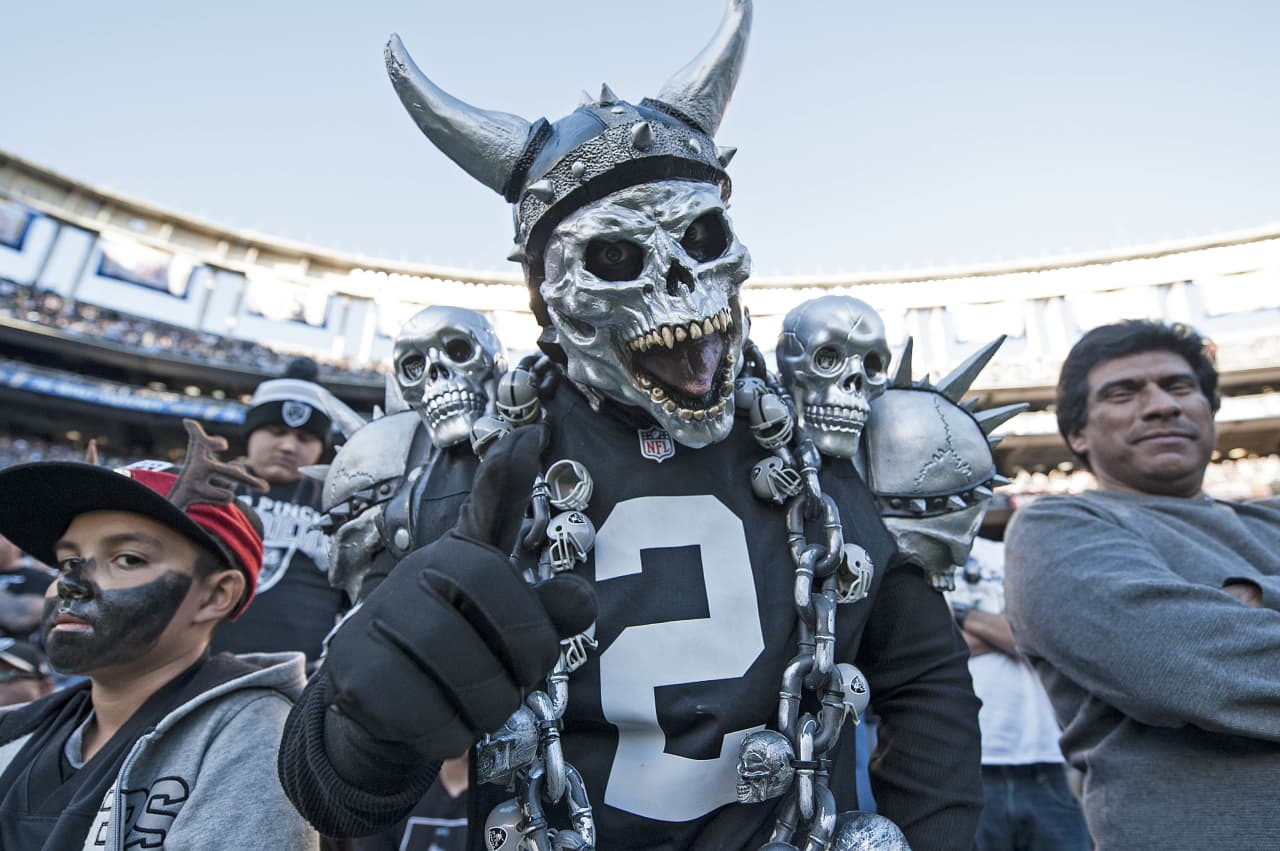 Las Vegas Raiders - Check out the latest photos of Raiders fans