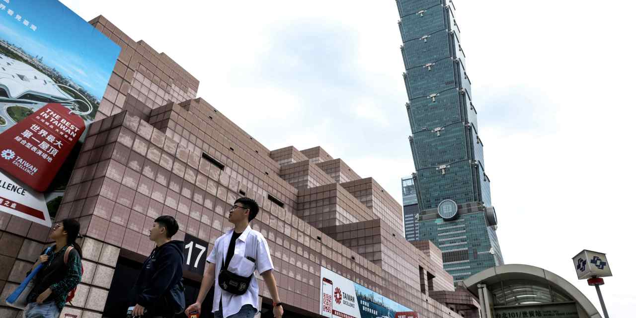 Taiwan Dollar Surges Amid AI, Trade Policy Concerns