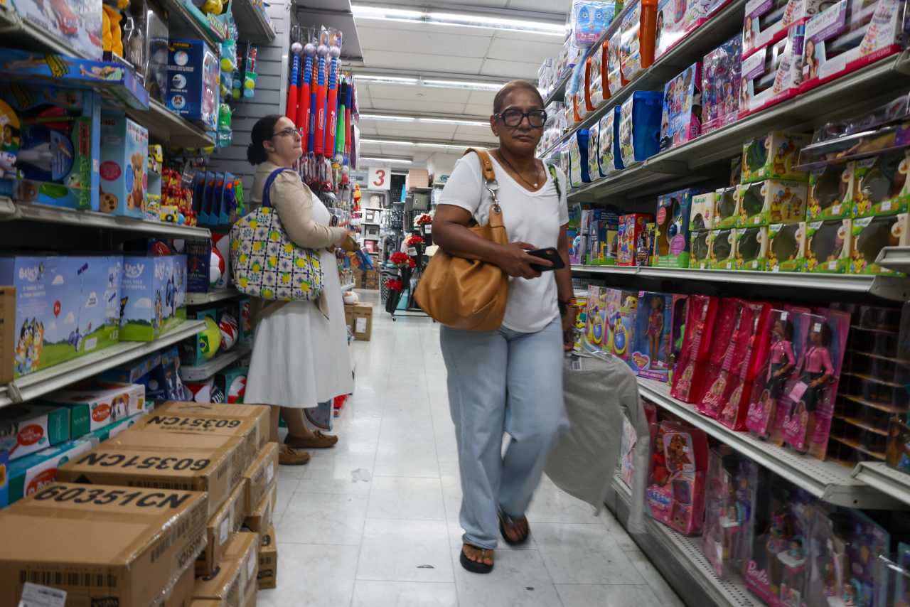 Anxiety over government shutdown pushes consumer sentiment down to near-record low