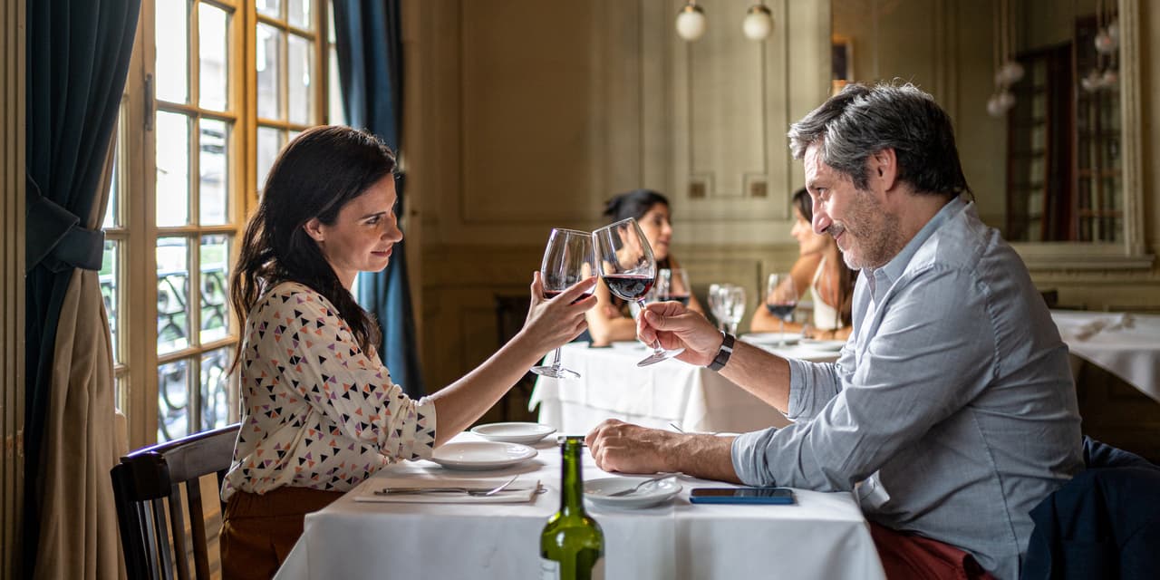 'My friend is a die-hard feminist': When her future husband asked her out, she insisted they split the bill and he said, 'Great!' Who should pay on a first date? - Vimarsana News