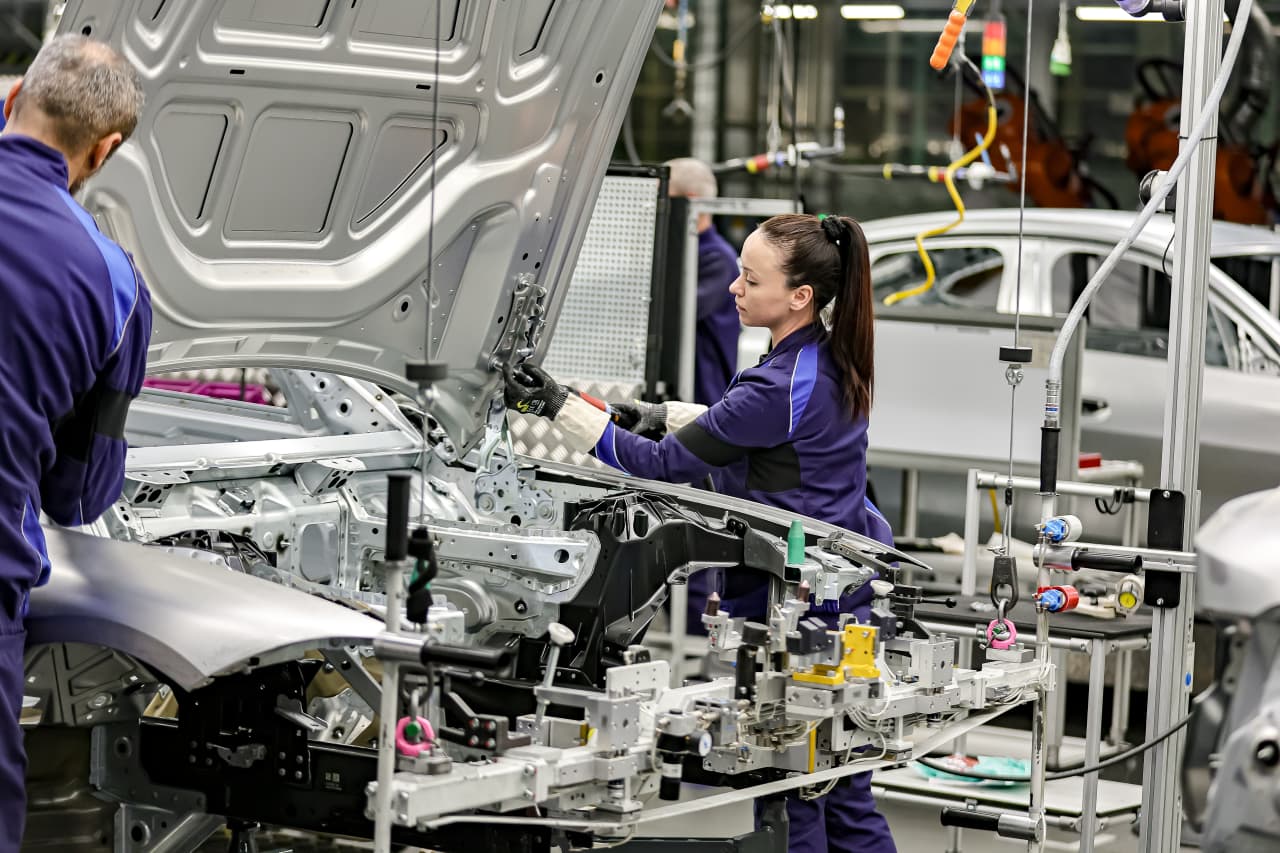 U.S. manufacturers post biggest increase in orders since spring, but slump is not over yet