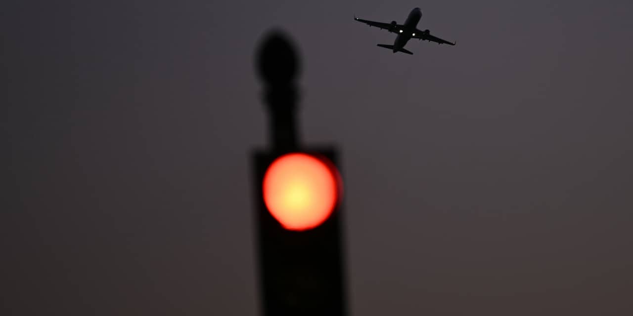 Air Traffic Controller Pay Shutdown Impacts Airports