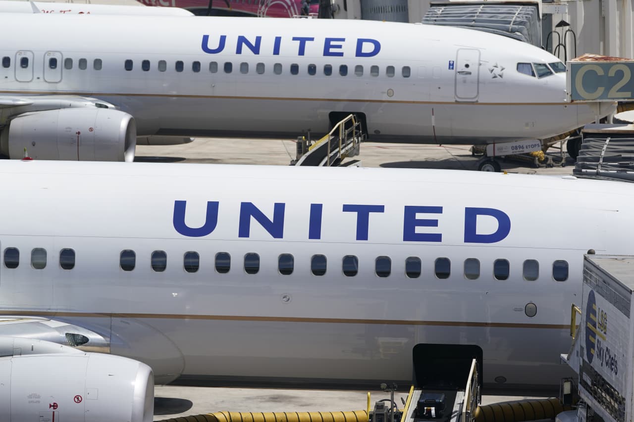 United Airlines postpones investor day