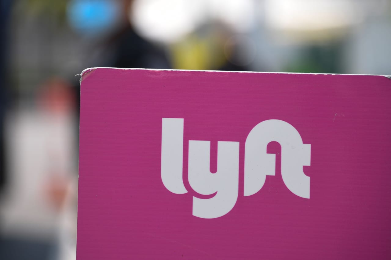 Lyft swings to a profit on record rides, but its earnings outlook comes in light