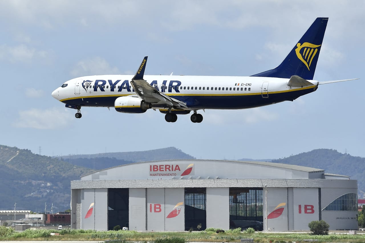 Ryanair to buy back $760 million in shares after earnings rise, says more passengers depends on Boeing delays