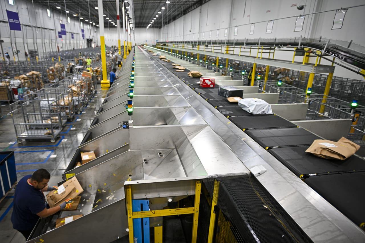 New investigation rips Amazon’s safety record. That’s not slowing the tech giant’s stock.