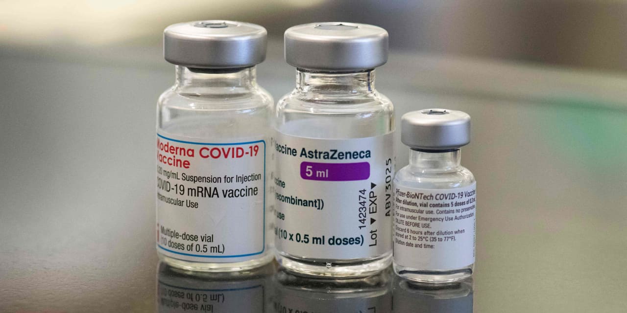 La mezcla de las vacunas COVID-19 de Pfizer y AstraZeneca aumenta los efectos secundarios leves, pero es segura, muestra un estudio