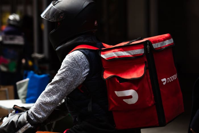 DoorDash requires all employees to make deliveries