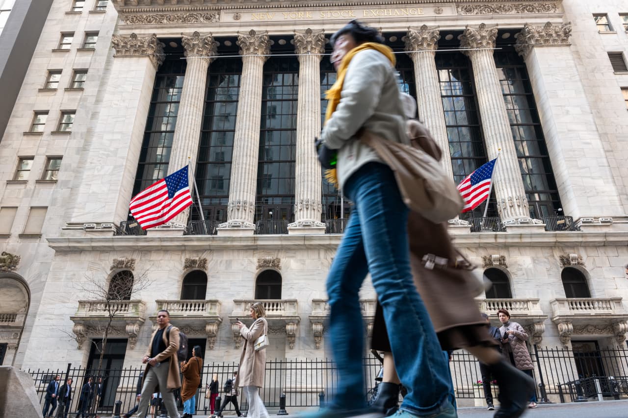 U.S. large-cap stocks post biggest weekly outflow in 16 months, say BofA strategists