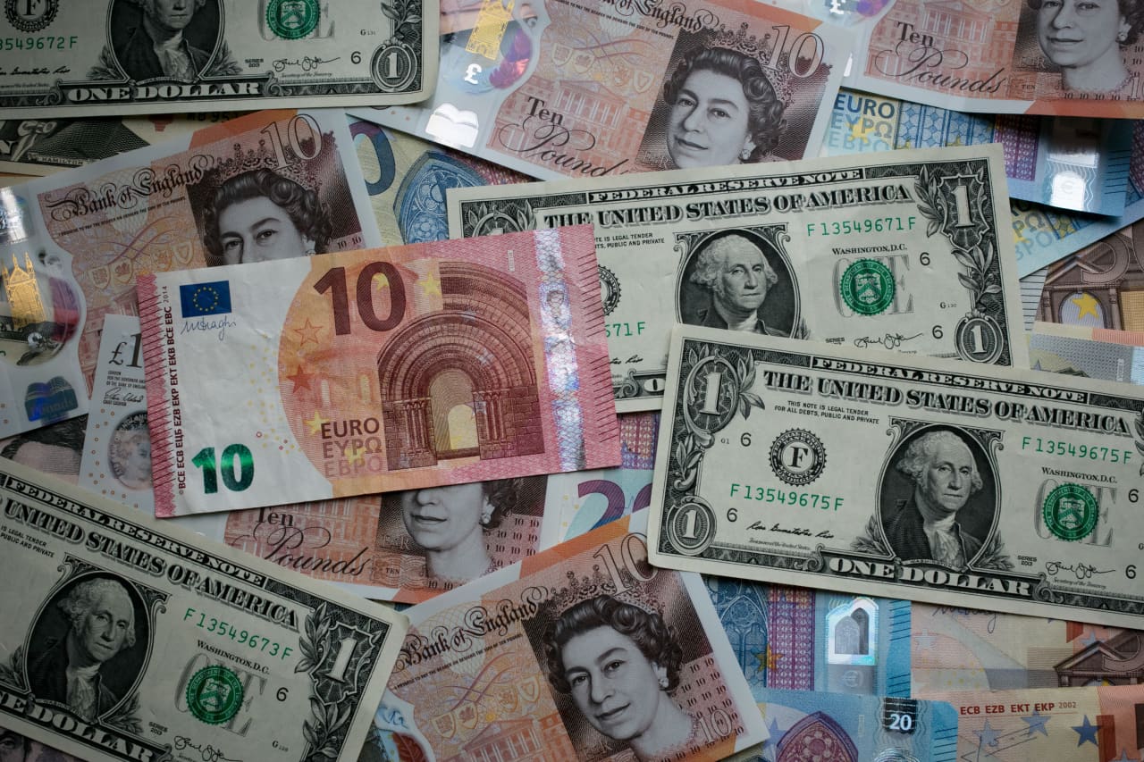 USD to end the year stronger, EUR slips and TRY sank again