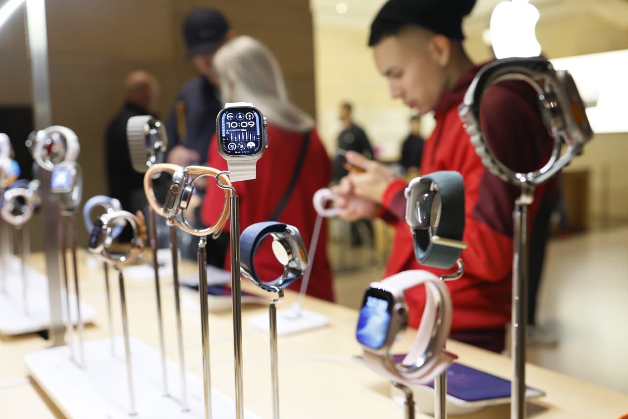 Hedge fund manager takes up the 'ten surprise' mantle. His call: Apple stock will slump, S&P will sputter and oil will surge