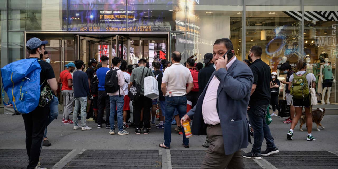 U.S. Consumer Sentiment Falls to 49.8 in April Amid Mixed Economic Signals