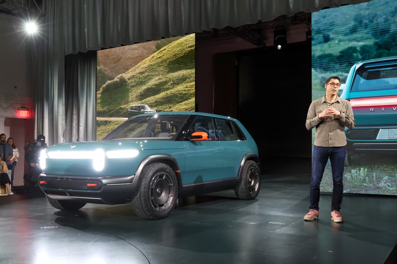 Rivian gets $827 million boost from Illinois to expand its factory in the state
