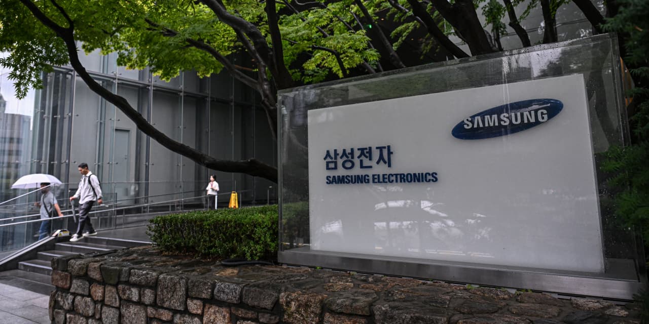 Samsung delivers record-setting profits, but the shares still can’t catch a break from investors.