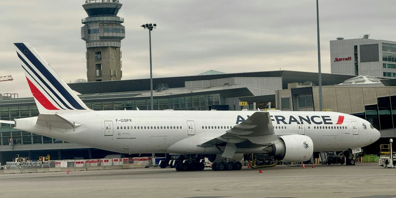 Air France-KLM posts fourth quarter loss, IAG records record profit