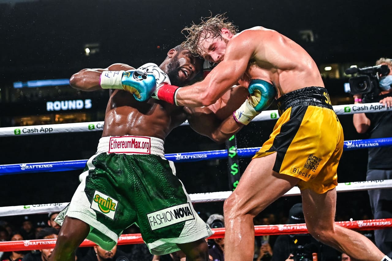 Floyd Mayweather given custom-made boxing shorts emblazoned with 2,000  crystals