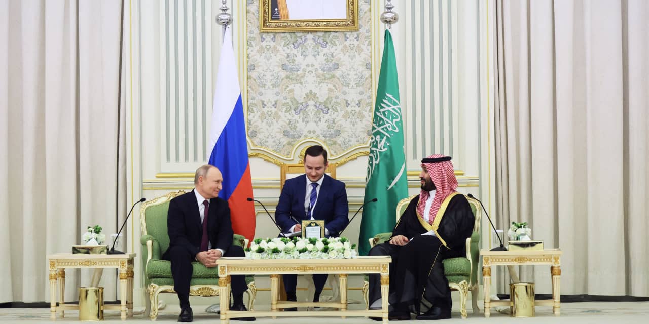 Oil prices rebound as Russia, Saudi Arabia urge OPEC+ to cut production