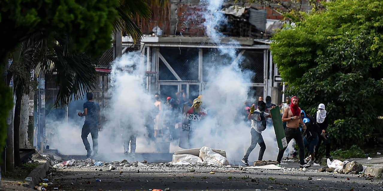 La OMS advierte que los países más pobres no están recibiendo una parte justa de los suministros de la vacuna COVID ya que Colombia supera las 100.000 muertes