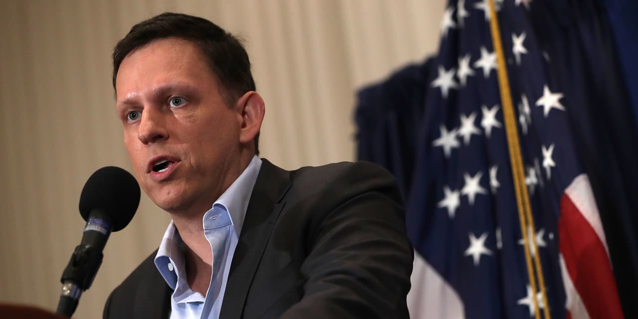 “Debería proceder con mucho cuidado”: al igual que Peter Thiel, puede convertir su Roth IRA en una olla de oro, con algunas restricciones importantes.