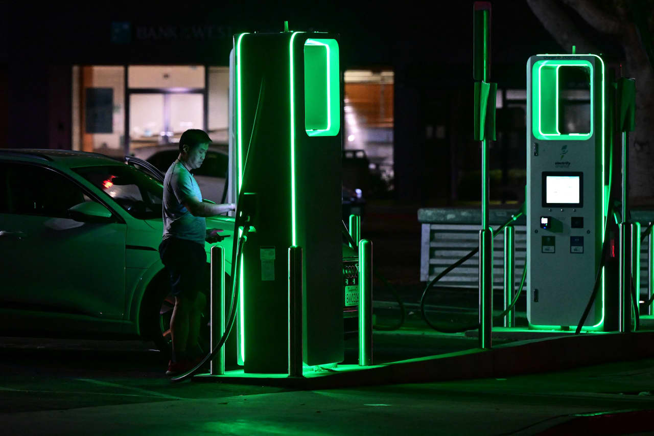 #Let Buffett’s Pilot truck stops set up EV chargers, not the government, GOP Sen. Tillis says