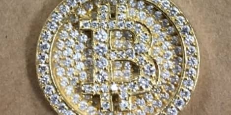 El ladrón de identidad usó teléfonos quemadores y Apple Pay para comprar medallones de Bitcoin con diamantes, y también bitcoins reales