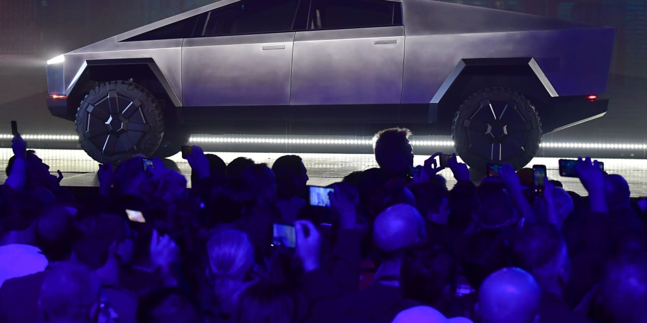 Tras años de retrasos, Tesla construye su primer Cybertruck