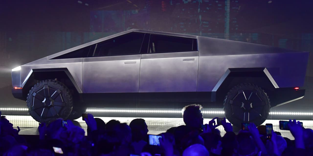 Tras años de retrasos, Tesla construye su primer Cybertruck