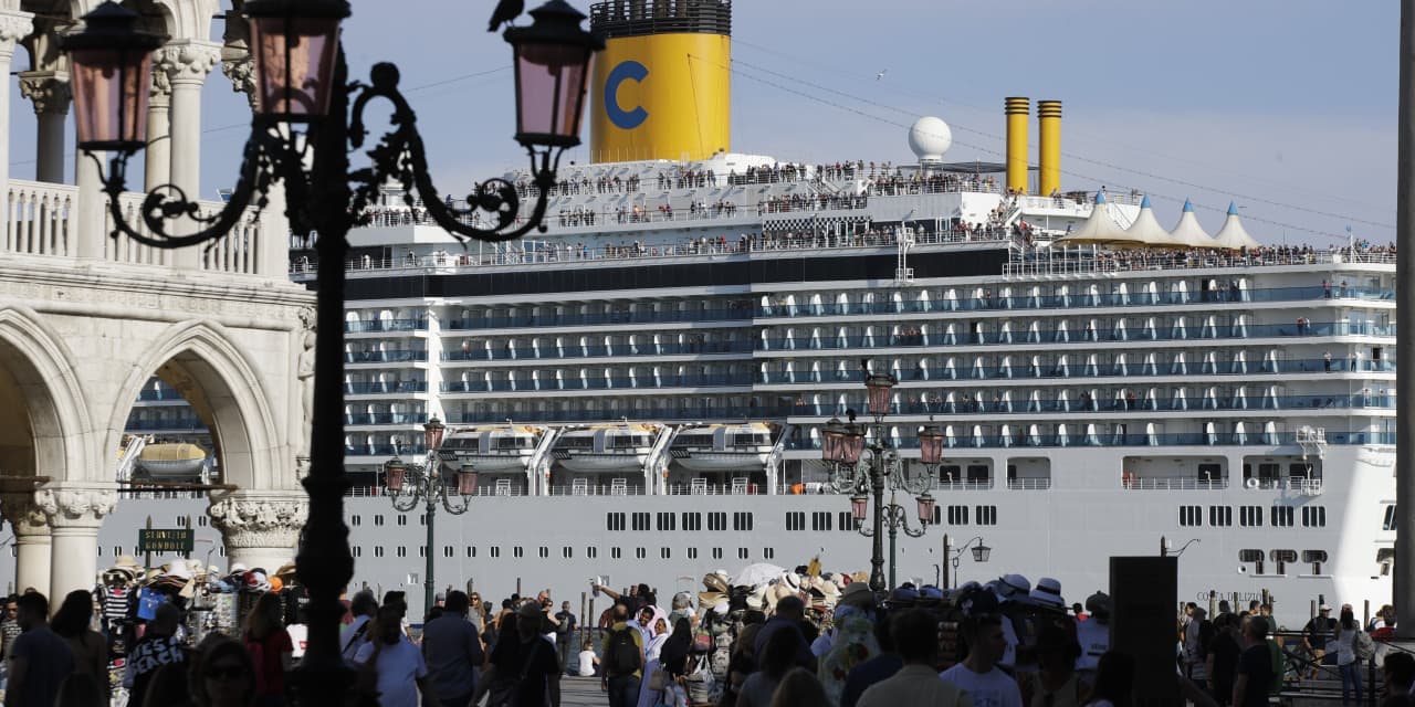 Venice Is Open For Tourists But Not Cruise Ships Wsj