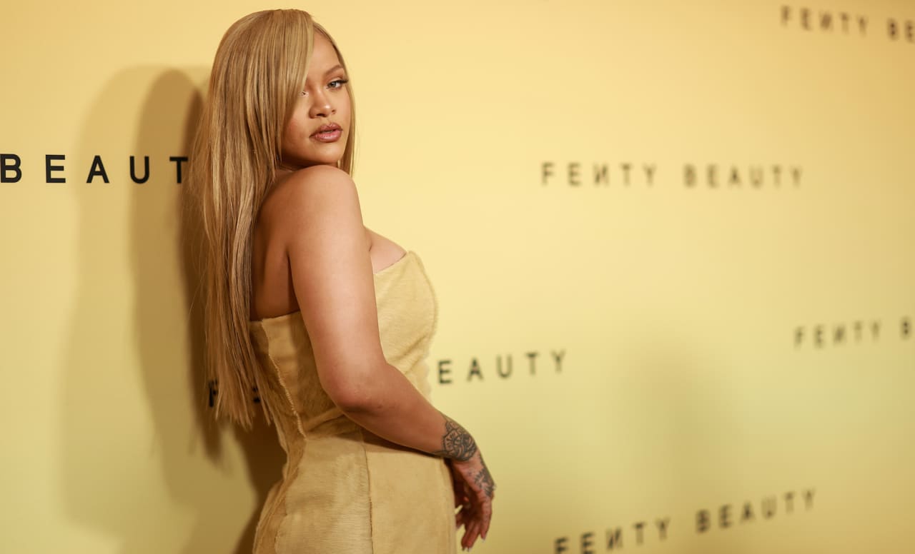 Rihanna just sold this stunning Los Angeles penthouse. The asking price? $25 million.