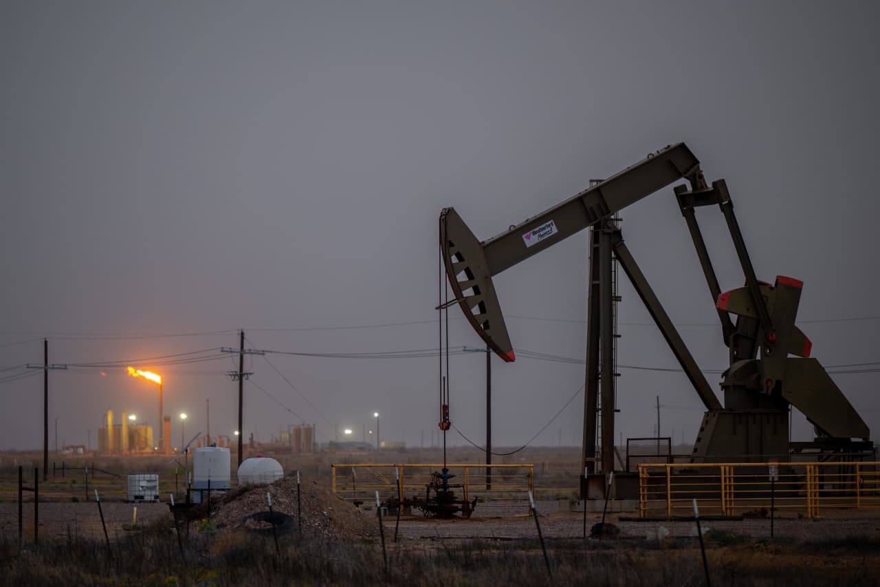 Crude prices climb to 2-month high on summer demand prospects, 5th weekly fall in U.S. oil rigs