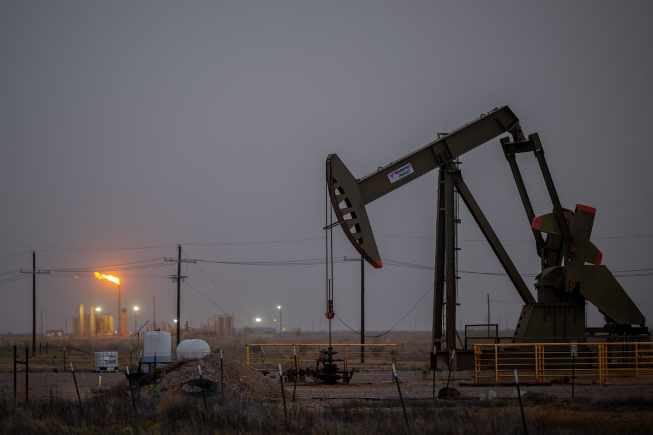 Oil prices remain steady as investors weigh supply outlook