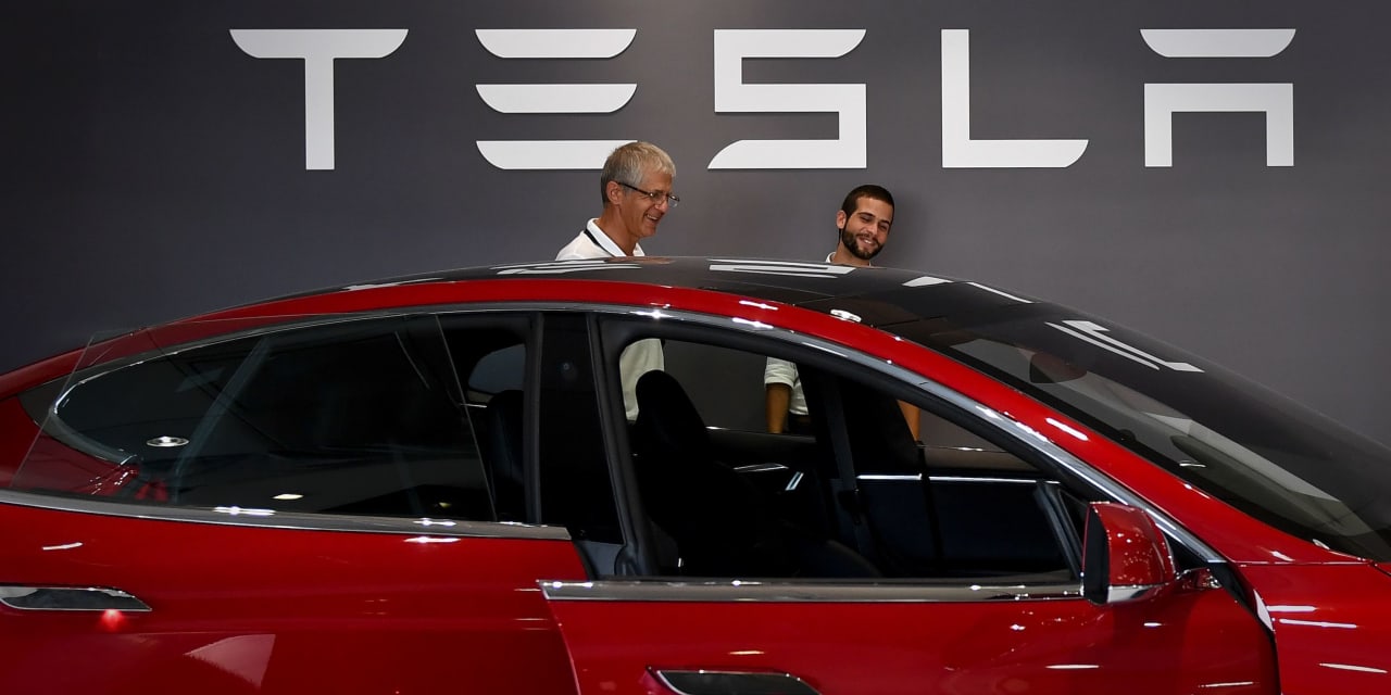 Tesla tops $1 billion in profit, delays Semi launch