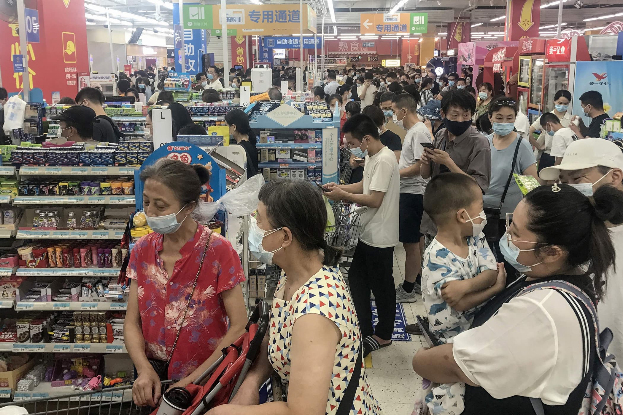 Поставь китайский. Давка в супермаркете. China Panic buying. Panic buying in China.