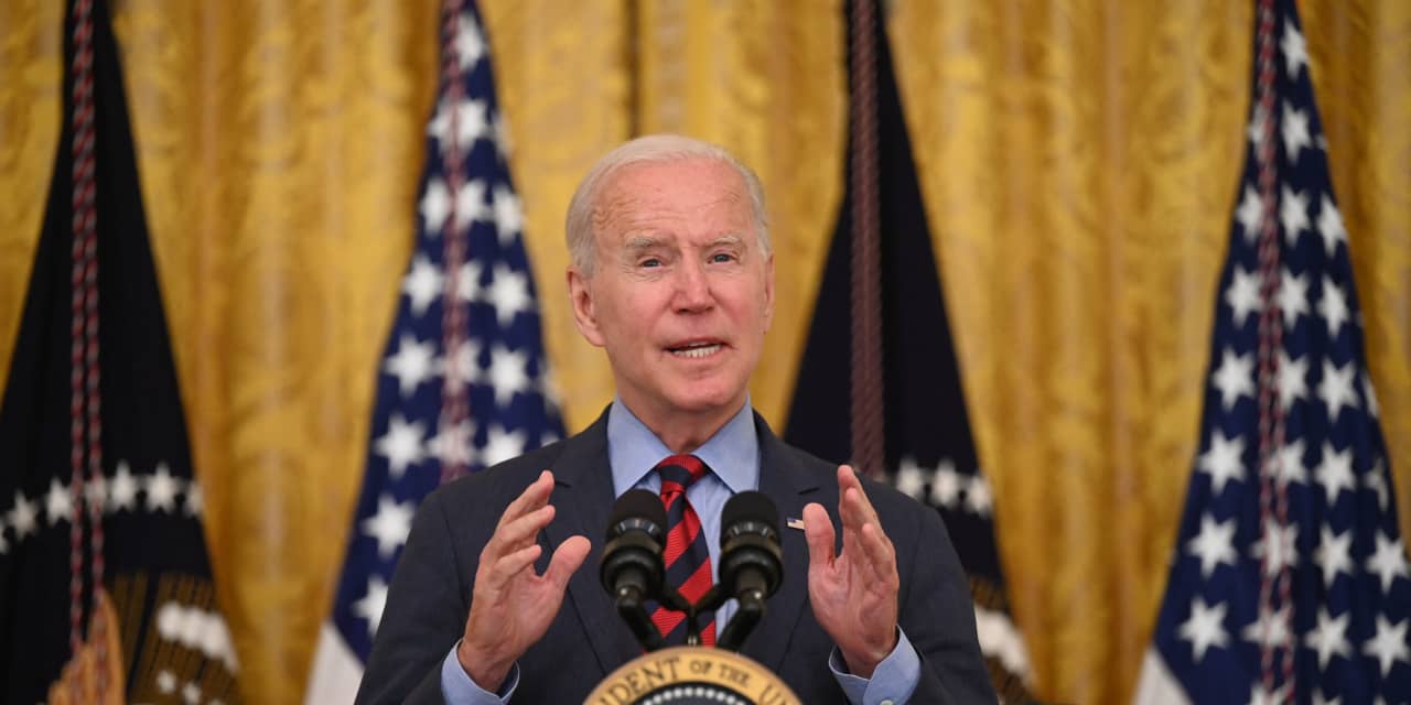 Biden insta a los gobernadores que se oponen a las máscaras a ayudar o “salirse del camino”